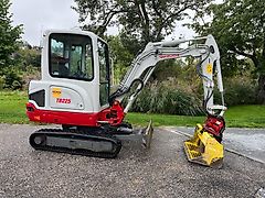 Takeuchi TB225 4 Stk Löffel+Greifer+Hammer+Planierprofi